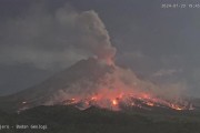印尼默拉皮火山发生喷发 火山岩浆流向山下
