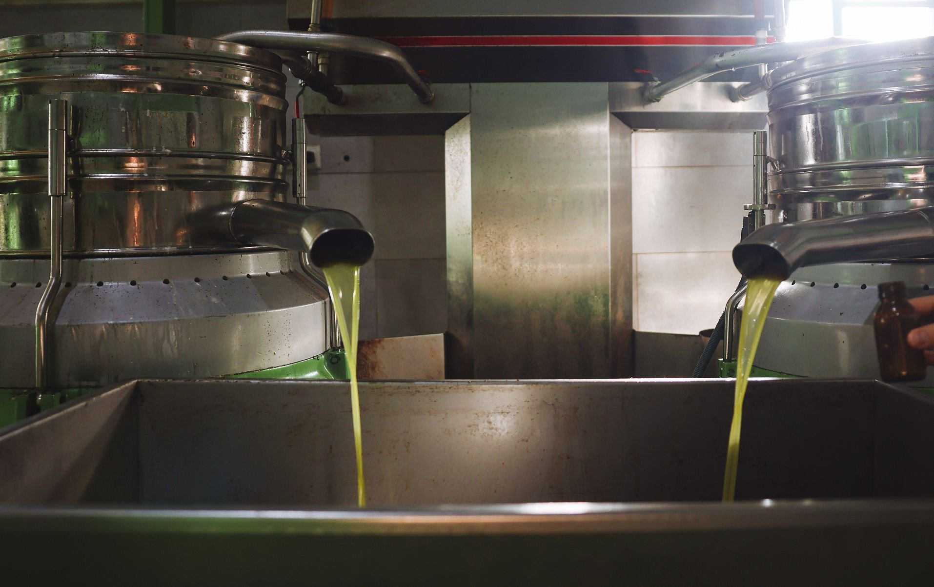 混装油罐车曾停靠中粮和金龙鱼的工厂,金龙鱼还在旁边生产预制菜