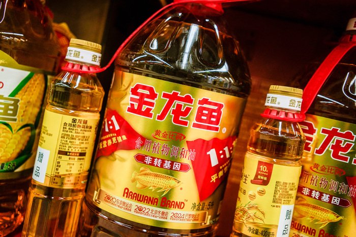 混装油罐车曾停靠中粮和金龙鱼的工厂,金龙鱼还在旁边生产预制菜