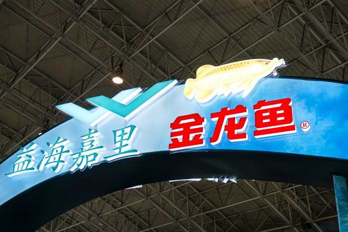 混装油罐车曾停靠中粮和金龙鱼的工厂,金龙鱼还在旁边生产预制菜