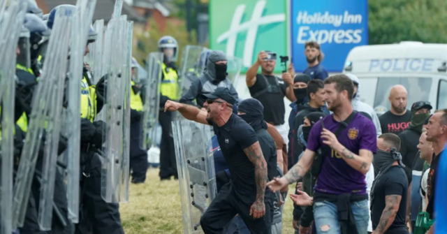 暴乱一周、779人被捕、抗议此起彼伏,英国“裂开”了